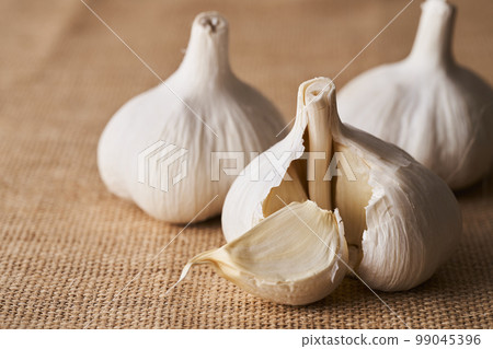 大蒜放在亞麻布上 99045396