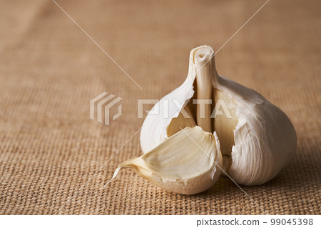 Garlic placed on linen 99045398