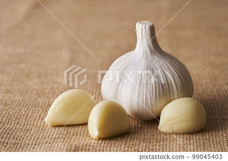 大蒜放在亞麻布上 99045403