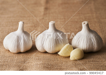 Garlic placed on linen Garlic placed on linen 99045417