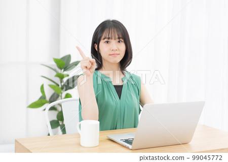 年輕女性在使用電腦時顯示分數 年輕女性在使用電腦時顯示分數 99045772