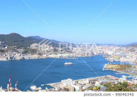 The clear Nagasaki Port seen from the hill, the center of Nagasaki City 99046348