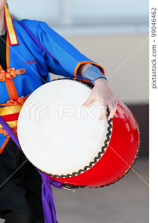 Large drums during the Okinawan Eisa dance performance 99046462