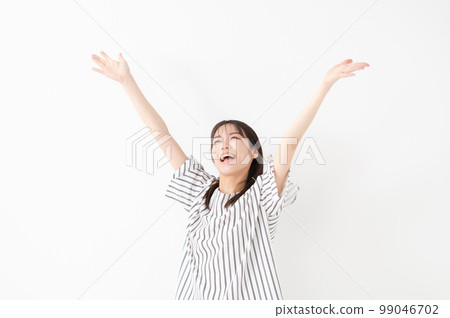 女性白色背景萬歲 99046702