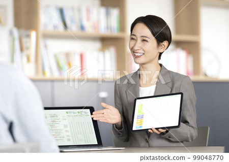 解釋使用平板電腦的女商人 99048770