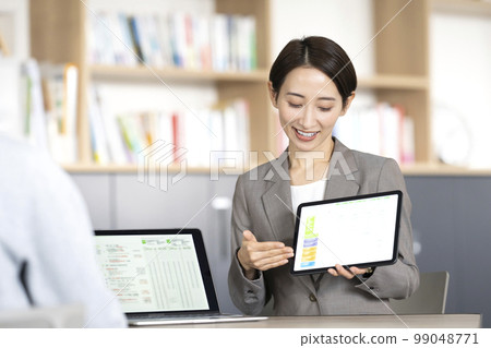 解釋使用平板電腦的女商人 解釋使用平板電腦的女商人 99048771