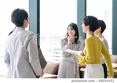 Business discussion circle 99050432