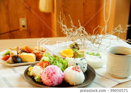 Breakfast with rice balls and Japanese side dishes! Health support from the morning! Breakfast with rice balls and Japanese side dishes! Health support from the morning! 99050571