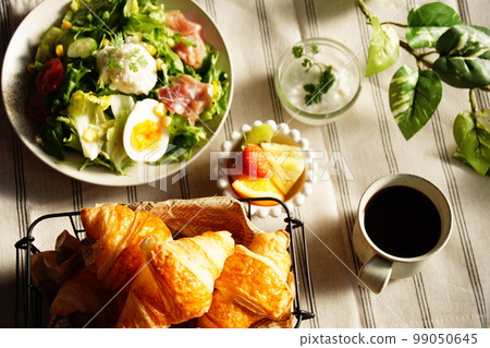 Support your health from the morning with a croissant and vegetable salad in the morning! 99050645