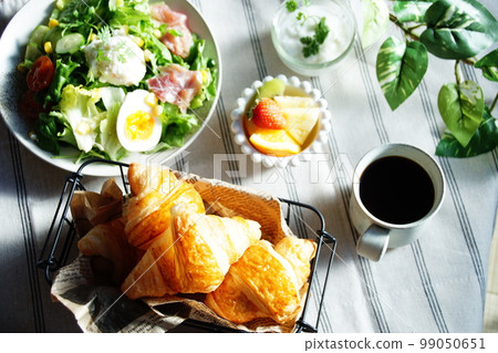 Support your health from the morning with a croissant and vegetable salad in the morning! Support your health from the morning with a croissant and vegetable salad in the morning! 99050651