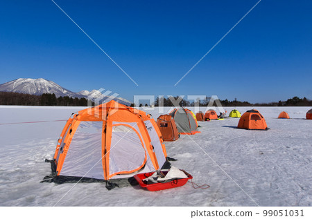 Smelt fishing on ice (Shinshu Iizuna Kogen) Smelt fishing on ice (Shinshu Iizuna Kogen) 99051031