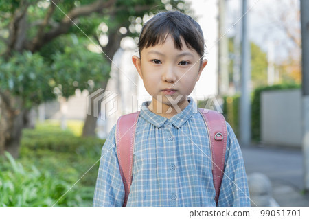 Portrait of an elementary school girl with a school bag Portrait of an elementary school girl with a school bag 99051701
