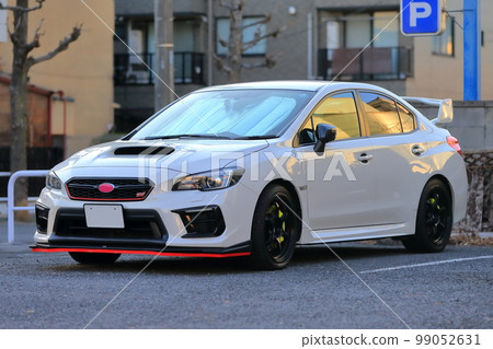 Image of a sports car in a parking lot 99052631