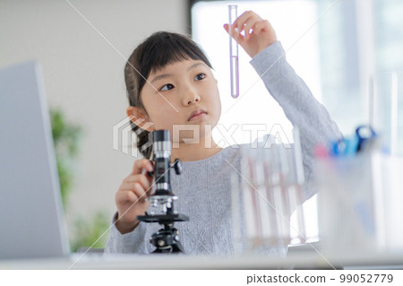 拿著試管的小學生 99052779