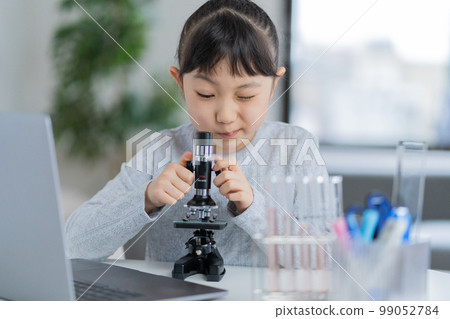 看顯微鏡的小學生 99052784