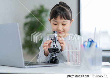 看顯微鏡的小學生 看顯微鏡的小學生 99052785