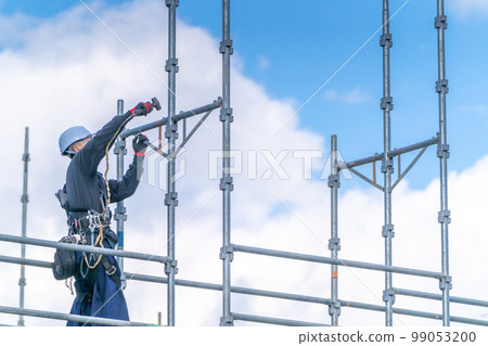 Construction site wedge scaffolding scaffold assembly blue sky 99053200