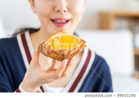 A young woman eating breakfast　 99053290
