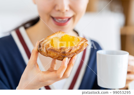 A young woman eating breakfast　 99053295