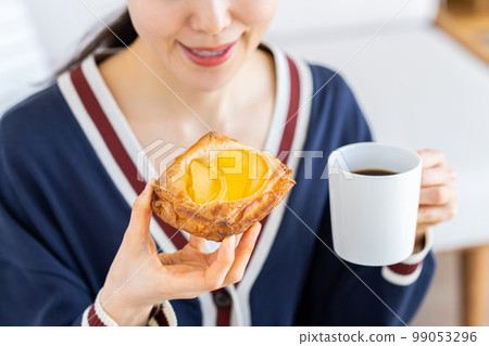 A young woman eating breakfast　 99053296