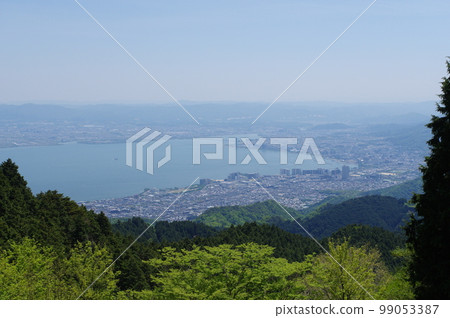 從石明岳附近眺望琵琶湖和大津市的比叡山車道 從石明岳附近眺望琵琶湖和大津市的比叡山車道 99053387