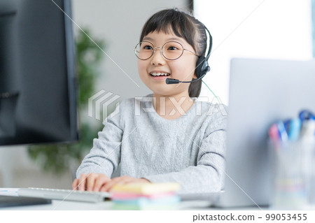 戴著耳機操作個人電腦的小學生 戴著耳機操作個人電腦的小學生 99053455