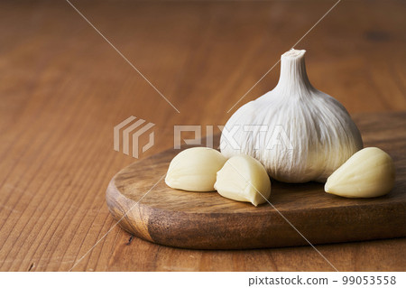 木砧板上的大蒜 99053558