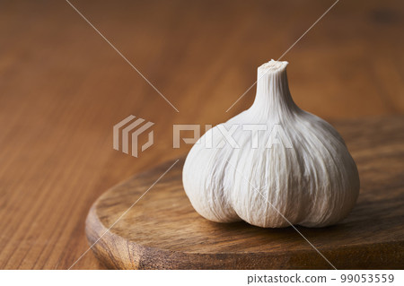 木砧板上的大蒜 木砧板上的大蒜 99053559