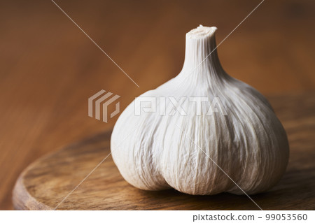 木砧板上的大蒜 木砧板上的大蒜 99053560