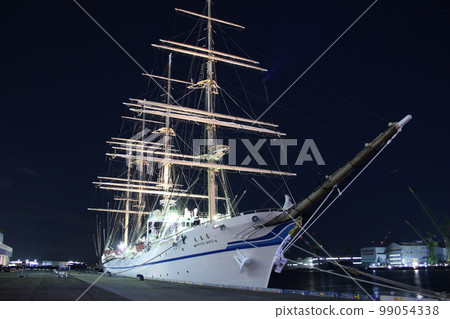 帆船 Nippon Maru 夜間停泊在神戶港中碼頭 99054338