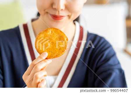 吃仙貝的年輕女子 吃仙貝的年輕女子 99054407