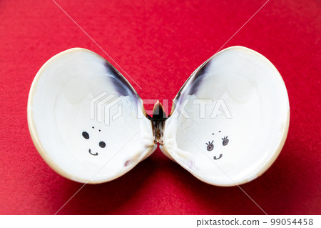 希娜節日形象。蛤殼內側塗有木偶風格的臉，被視為婚姻完美的象徵。 99054458