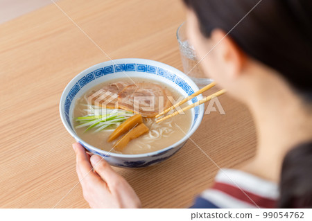 young woman eating ramen 99054762