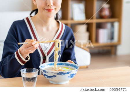 年輕女子吃拉麵 99054771