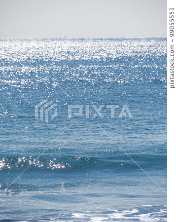 The blue sea that reflects the sunlight and sparkles. 99055551