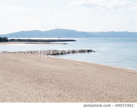 The sandy beach of Hayashizaki-Matsue Coast (Akashi City, Hyogo Prefecture) and the calm Harimanada Sea. Awaji Island can be seen in the back of the photo. 99055982