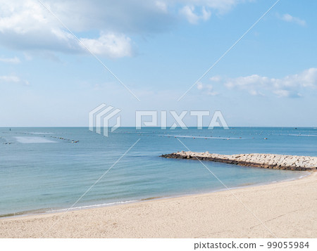 The sandy beach of Hayashizaki-Matsue Coast (Akashi City, Hyogo Prefecture) and the calm Harimanada Sea. 99055984