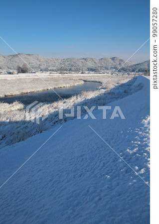 多雪的早晨河和藍天 多雪的早晨河和藍天 99057280