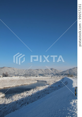 多雪的早晨河和藍天 多雪的早晨河和藍天 99057281