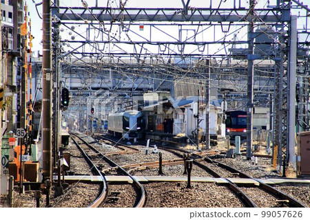 擁有 100 多年曆史的地上鐵線和地上車站......從開放的鐵路道口看到“春日部站” 99057626