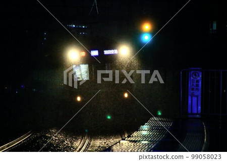 The rain is strong, but it cuts through the darkness... Keihin Electric Express / Tsurumi Station - Haneda Airport 99058023