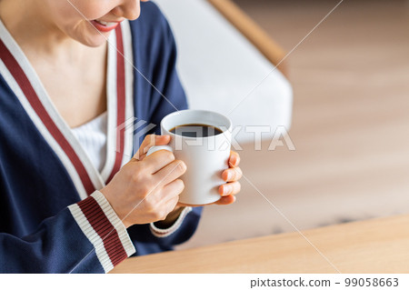 年輕女子喝咖啡 年輕女子喝咖啡 99058663