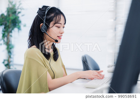 微笑服務客戶的接線員 99058691