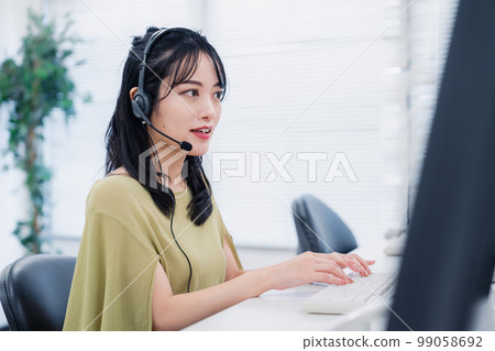 微笑服務客戶的接線員 99058692