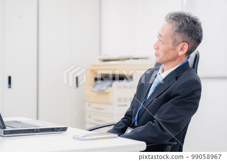一個在公司裡發表意見的管理職位的人 一個在公司裡發表意見的管理職位的人 99058967