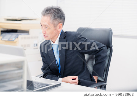 一個在公司裡發表意見的管理職位的人 99058968