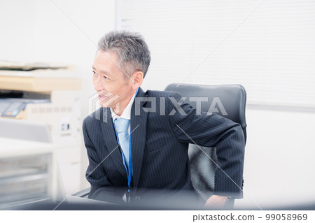 一個在公司裡發表意見的管理職位的人 一個在公司裡發表意見的管理職位的人 99058969