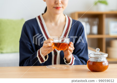 一個喝茶的年輕女子 一個喝茶的年輕女子 99059012