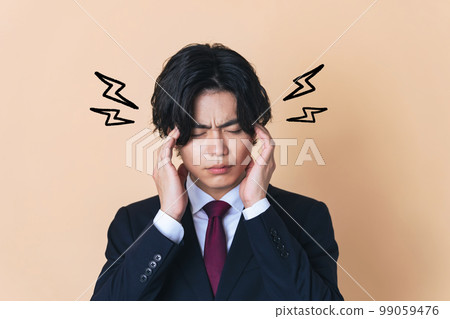 拿著頭的一個年輕商人 99059476