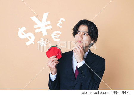 拿著錢包並且考慮金錢的年輕商人 99059484